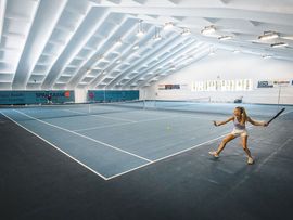Eine Frau beim Tennisspielen