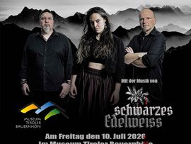 Dunkles Veranstaltungsplakat für „Eine böse Nachtgeschichte“ mit drei schwarz gekleideten Musikerinnen und Musikern vor einer nebelverhangenen Bergkulisse. Enthalten sind Termin, Veranstaltungsort und Informationen zur Open-Air-Aufführung im Museum Tiroler Bauernhöfe in Kramsach.