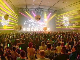 viele Menschen machen Party in einem Raum