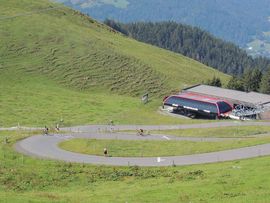 Panoramaansicht Radfahrer beim internationalen Horn-Radrennen in Kitzbühel