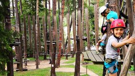 Kind im Klettergarten Skytrek