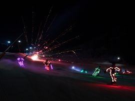 Nacht auf Tiroler Bergen mit Feuerwerken und Belichtung