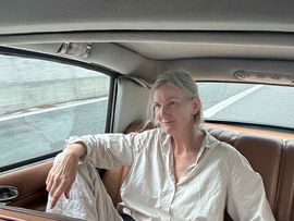 ©SeanWilsey Die Schriftstellerin Nell Zink sitzt entspannt auf der Rückbank eines Oldtimers und blickt aus dem Fenster.