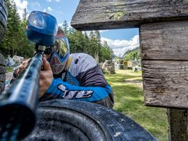 Person mit Paintballgun