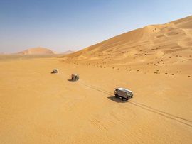Drei Autos in der Rub-al-Khali Wüste