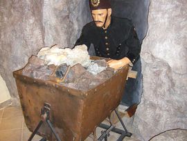 Ein Kohlearbeiter kommt aus dem Berg Wachsfigur