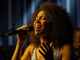 Whitney Houston Schauspielerin singt