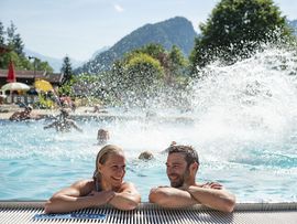 Familienausflug in das Erlebnis-Waldschwimmbad Kössen im Kaiserwinkl in Tirol - freizeit-tirol.at