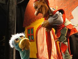Kasperl Marionettenfigur vor Bühne