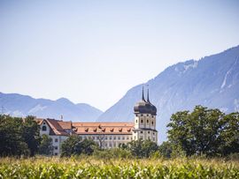Eine Kirche in einer Berglandschaft