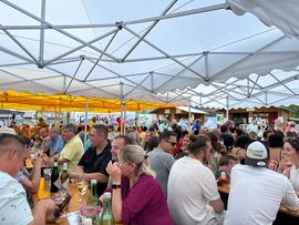 Besucher beim Weinfest in Schwaz