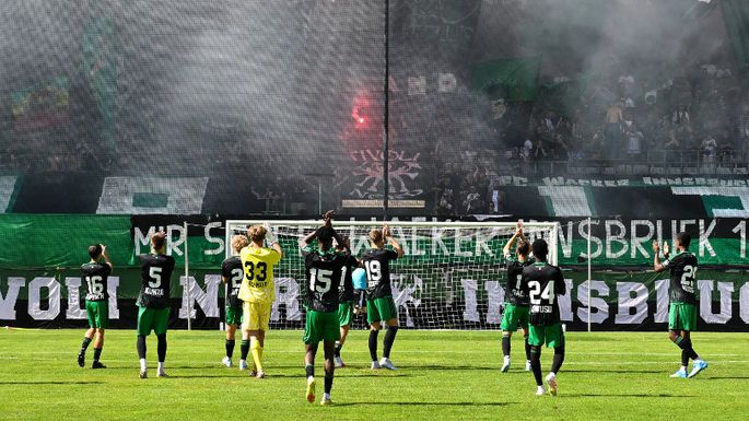Wacker Innsbruck Fußballmannschaft, die ihren Sieg feiern