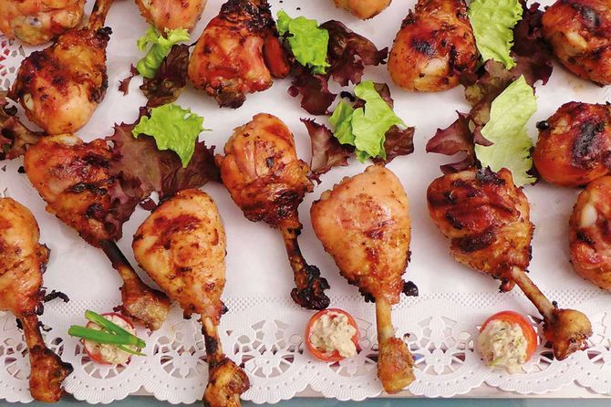 einige Hühner Drumsticks mit etwas Salat