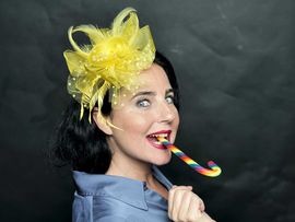 Nadja Maleh mit Lutscher und Krone