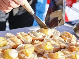 Süßspeise wie sie gereade geschnitten wird