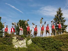 Männer mit Blasmusikinstrumenten posiert auf dem Berg