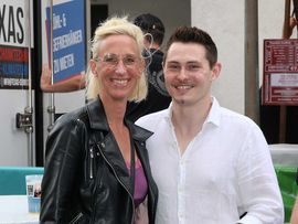 2 Besucher beim Dorffest Schwaz