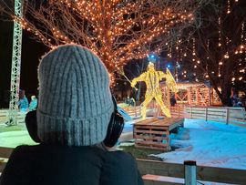 Frau mit Kopfhörern auf der Eisfläche