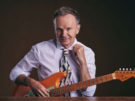 Willy Astor mit eine Gitarre