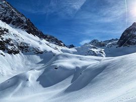 Aussicht auf die tiefverschneiten Hänge des Bachfallenkopfes