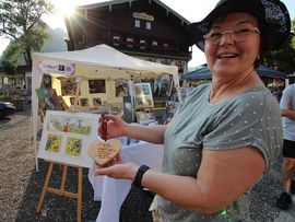 Ausstellerin beim Nachtbazar Kaiserwinkl