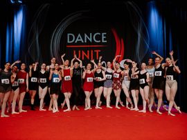 Tanzgruppe auf Bühne