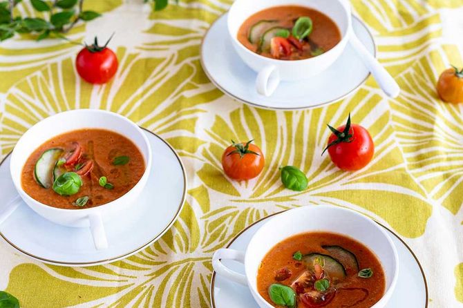 Gericht Gazpacho in Suppentellern