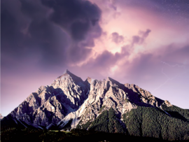 Dramatische Berglandschaft mit dunklen Gewitterwolken und violettem Himmel über einem felsigen Gipfelmassiv.