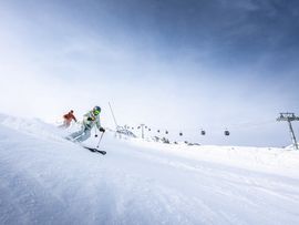 Ski-Fahrer, die einen Berg herunterfahren