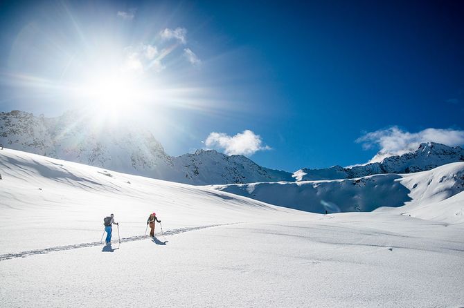 Skitourengeher in Tiroler Bergen