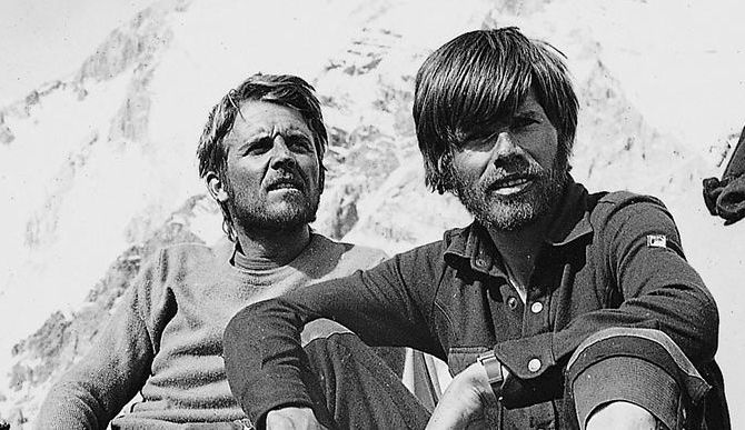 Peter Habeler und Reinhold Messner nach der Besteigung des Hidden Peak zurück im Basislager