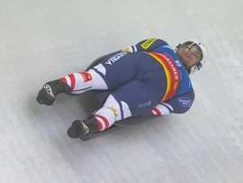 Foto eines Einsitzers in der Eisbahn 