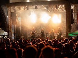 Besucher vor der Konzertbühne beim Stadtfest Schwaz