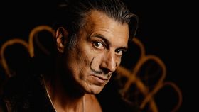 Mann schaut verführerisch vor schwarzem Hintergrund