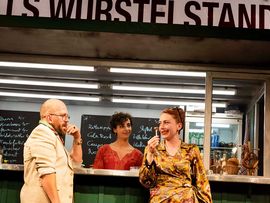 Besucher am Würstelstand im Theaterstück "Würsteloper" von Hakon Hirzenberger
