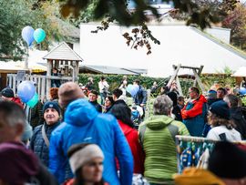 Besucher vor Ständen am Herbstmarkt Reutte