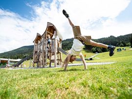 Patscherkofelbahn spielende Kinder im Sommer