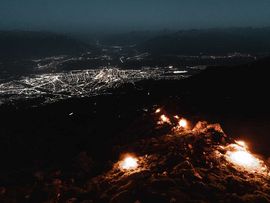 Blick auf Innsbruck in der Nacht