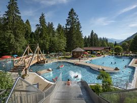 Sommerurlaub im Erlebnis-Waldschwimmbad Kössen im Kaiserwinkl in Tirol - freizeit-tirol.at