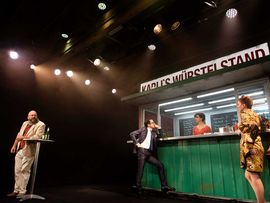 BesucherBesucher am Würstelstand im Theaterstück "Würsteloper" von Hakon Hirzenberger
