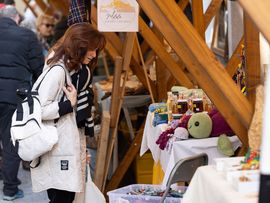 eine Frau bei einem Stand in der schwazer Innenstadt