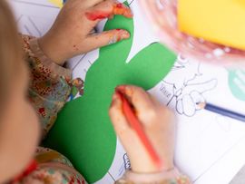 Kind malt einen Osterhasen