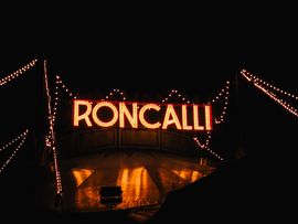 Beleuchtetes Roncalli Zirkuszelt von außen bei Nacht