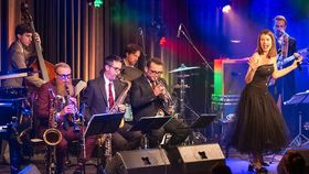 Sängerin und Band auf Bühne bei Swing Konzert