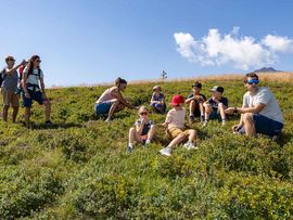 Familie auf der Rangger Alm, die sich hinlegt und entspannt