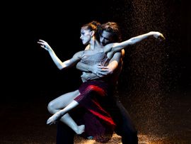 Tänzerin und Tänzer in Pose auf Bühne