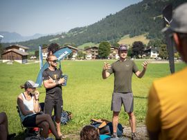 Mann erzählt etwas und andere Menschen hören ihm zu