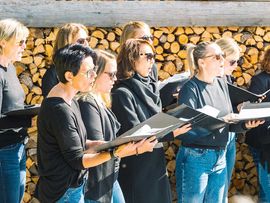 Acht singende Damen mit Gesangsbuch