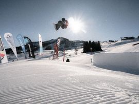 Freestyler im Snowpark der Steinplatte