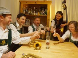 Menschen stoßen auf ein Bier an